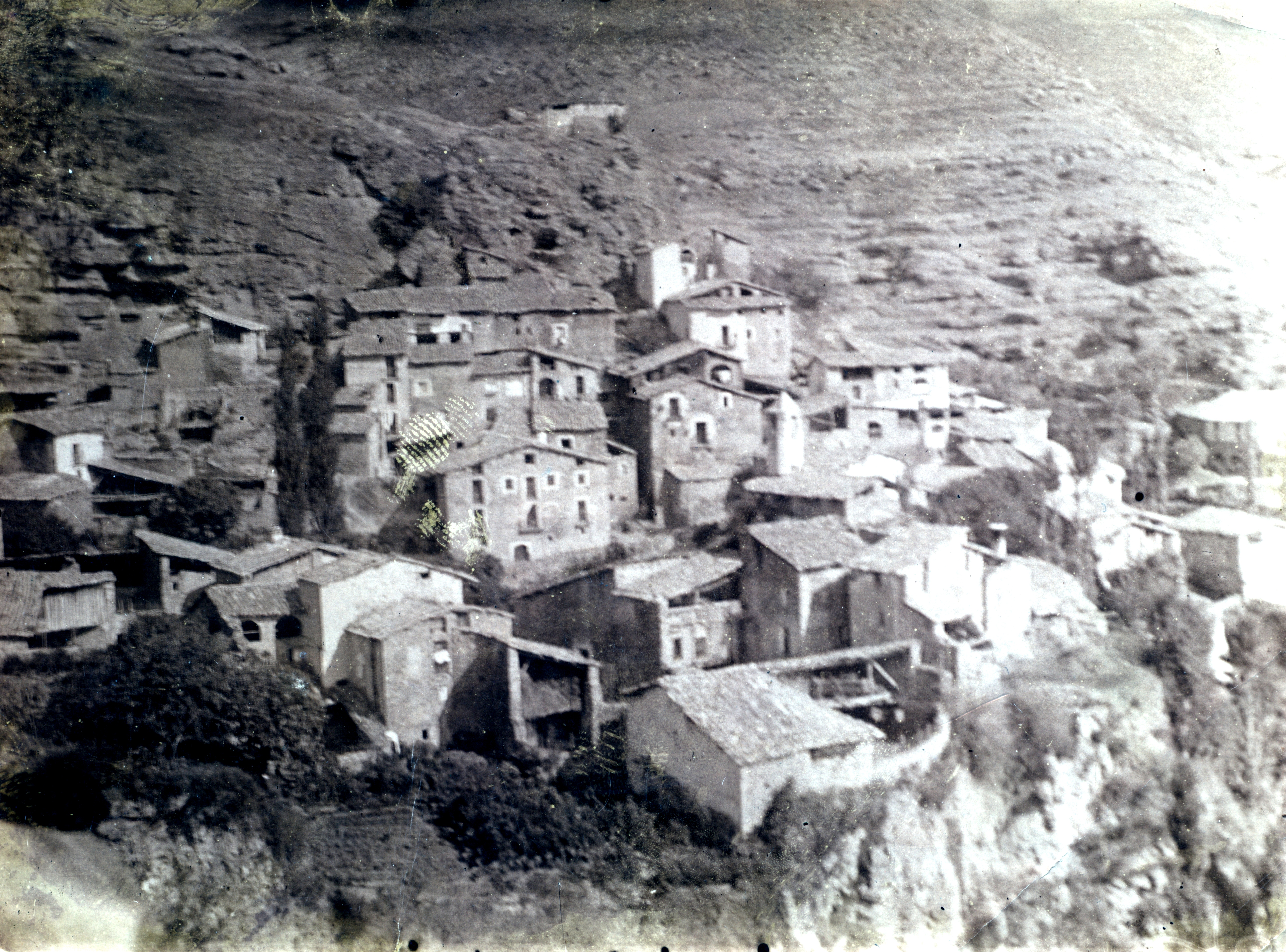 vista general del poble, fotograciada abans de que caigués la torre de la església l'any 1961